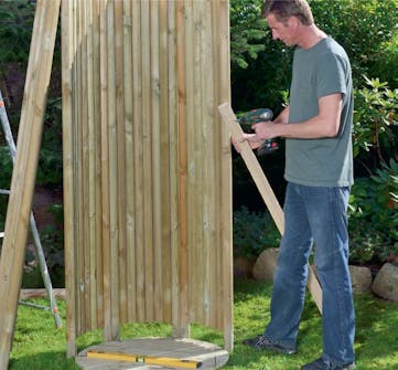 Udendørs bruser med afstivninger Afstivninger fjernes på væggene til udendørs bruser